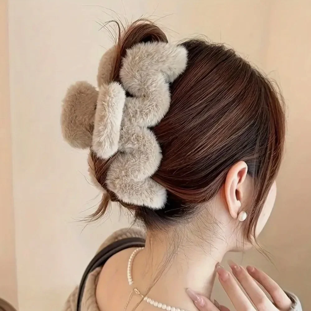 NEW ❤️‍🔥 TAN PLUSH HAIR CLIP NWT XL SIZE